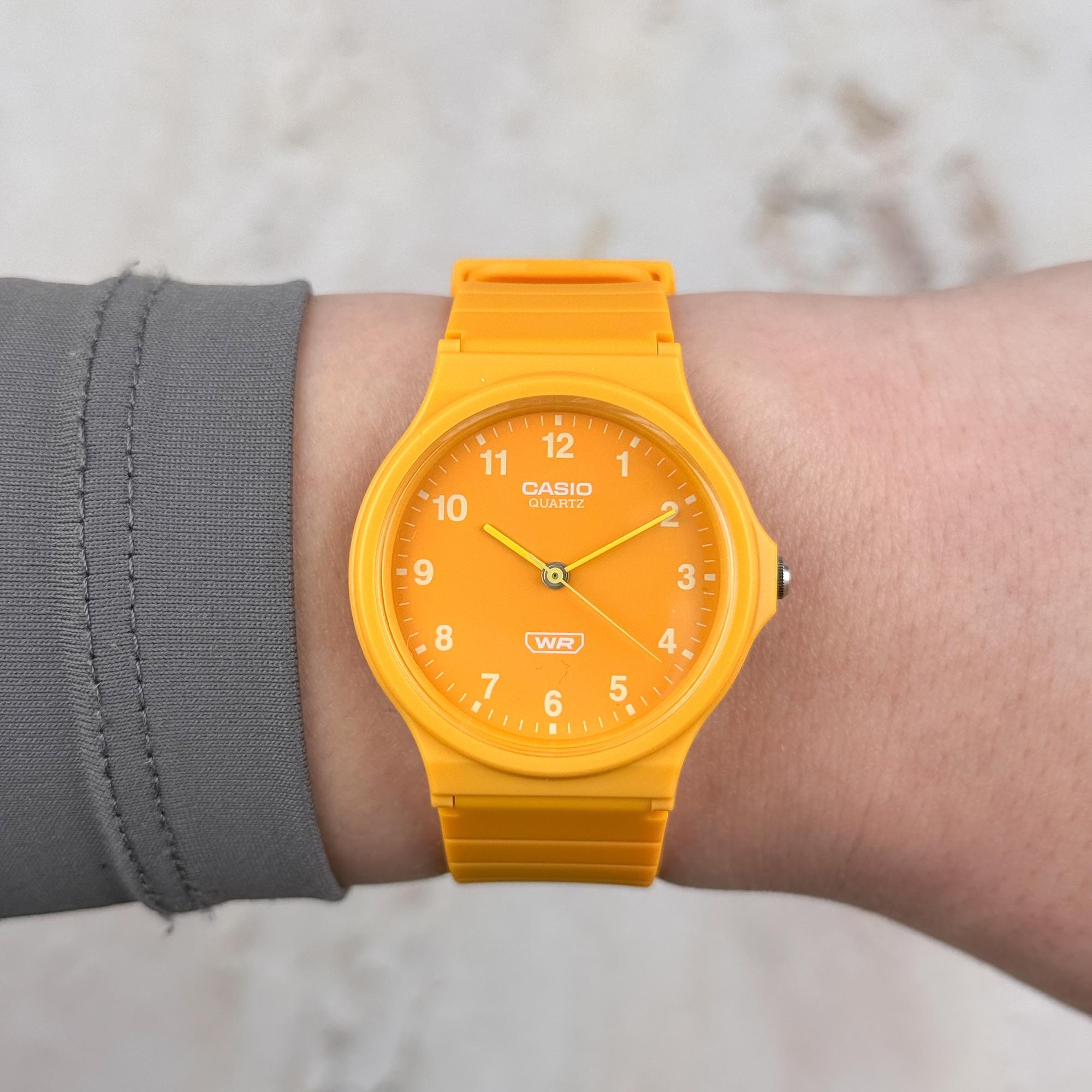 Casio MQ-24B-9BEF Timeless Collection Klasyczne zegarek pomarańczowy
