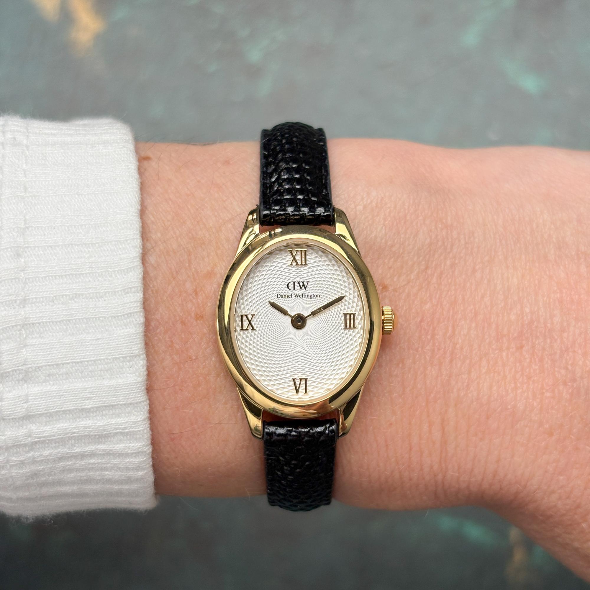 Daniel Wellington DW00100890 Ophelia Mini Black Lizard White Guilloche Gold Damskie klasyczny zegarek złoty