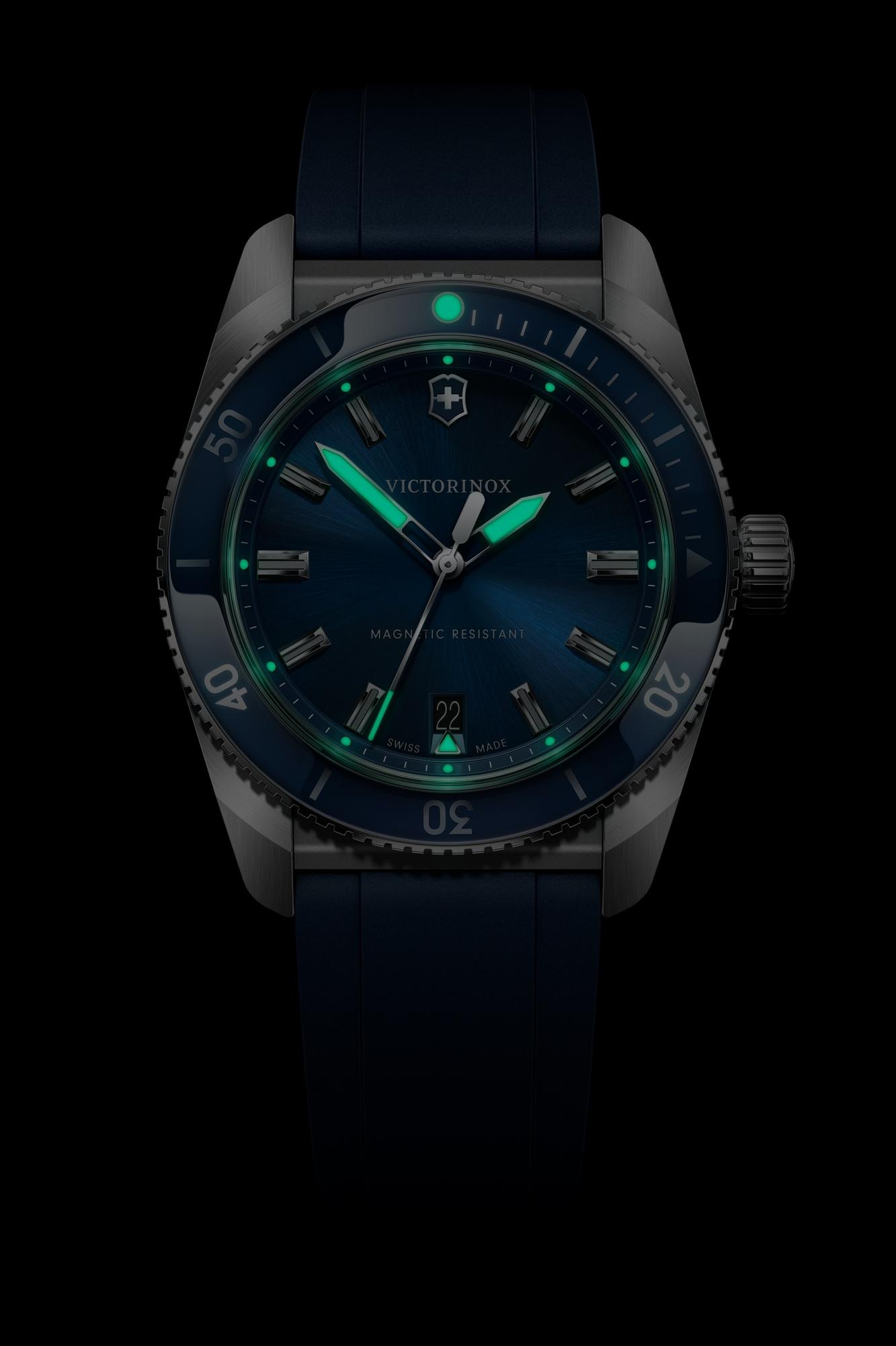 Victorinox 242094 zegarek srebrny klasyczny Maverick pasek