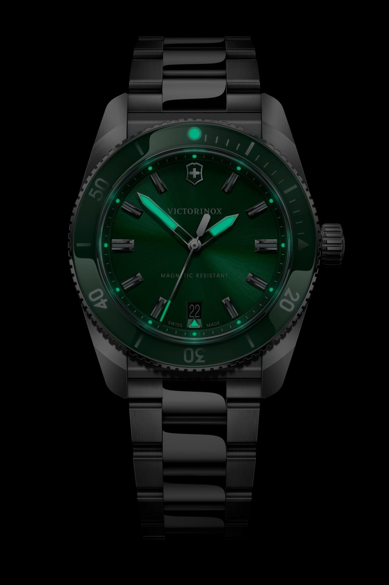 Victorinox 242096 zegarek srebrny klasyczny Maverick bransoleta